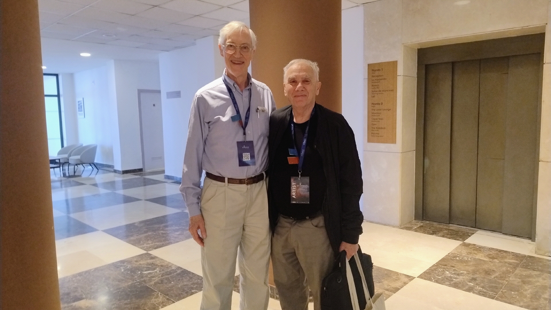 Mario Livio (hier mit John Mather) arbeitet daran, anhand von Lebensmarkern und Statistiken Leben auf Exoplaneten auf die Spur zu kommen.