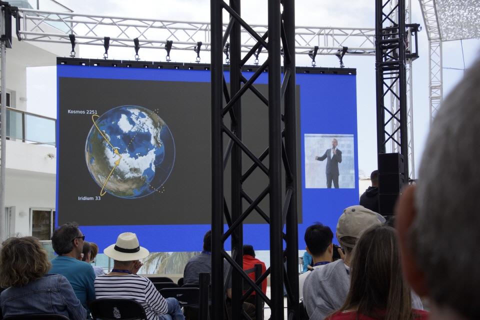 Hadfield ist ein Freund ganz klarer Ansagen. Er hat neben Zahlen und Fakten aber noch mehr dabei....