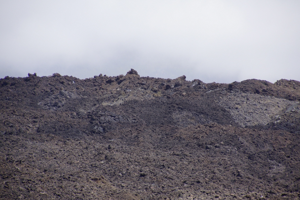 Die Lava ist hier bis zu 50 Meter hoch aufgetürmt.