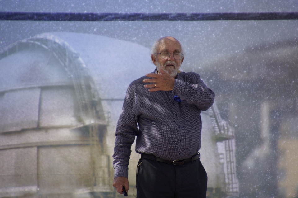 Mayor bringt die Starmus-Familie auf den aktuellen Stand der Forschung und erläutert Techniken, die neben dem reinen Aufspüren von Exoplaneten die Analyse verschiedener Parameter ermöglichen.